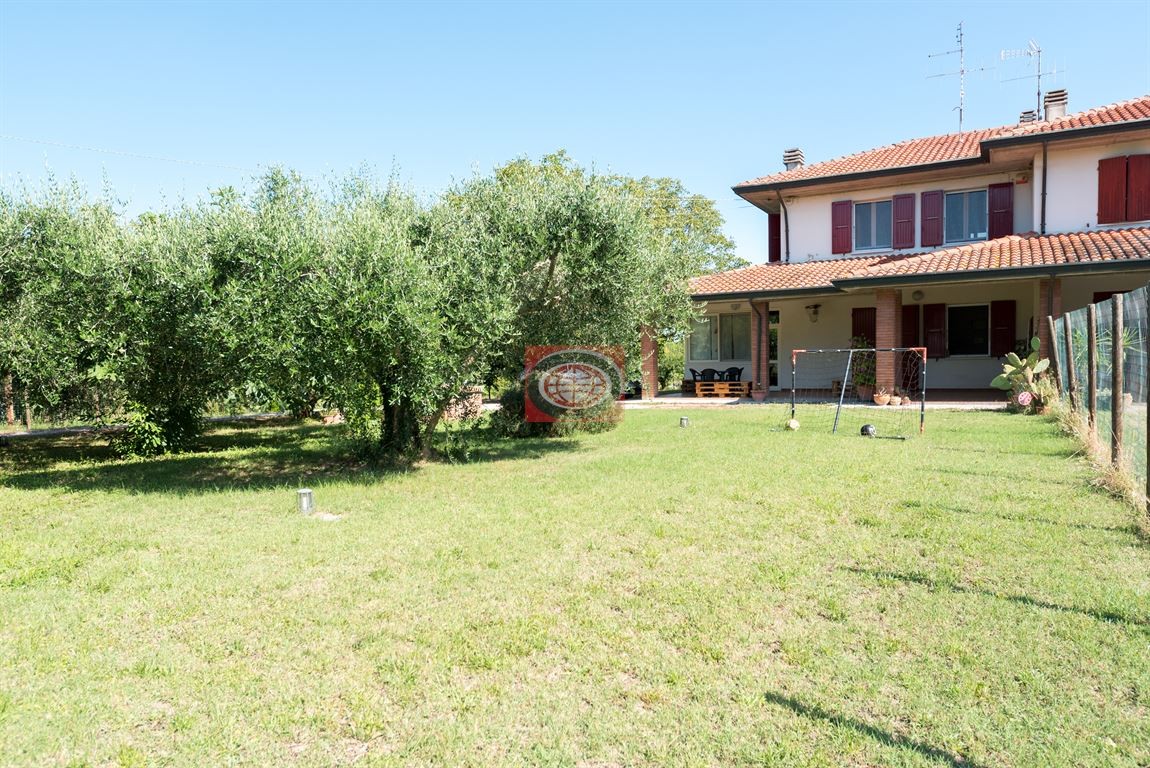 MACERONE-RUFFIO: porzione di bifamiliare in BUONO STATO su lotto di 1.900 mq..