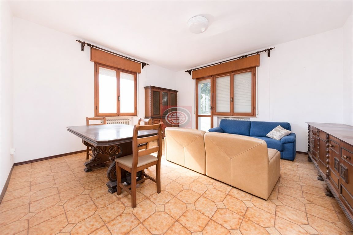 Cesena - Centro Urbano (AC695): ampio quadrilocale con garage.