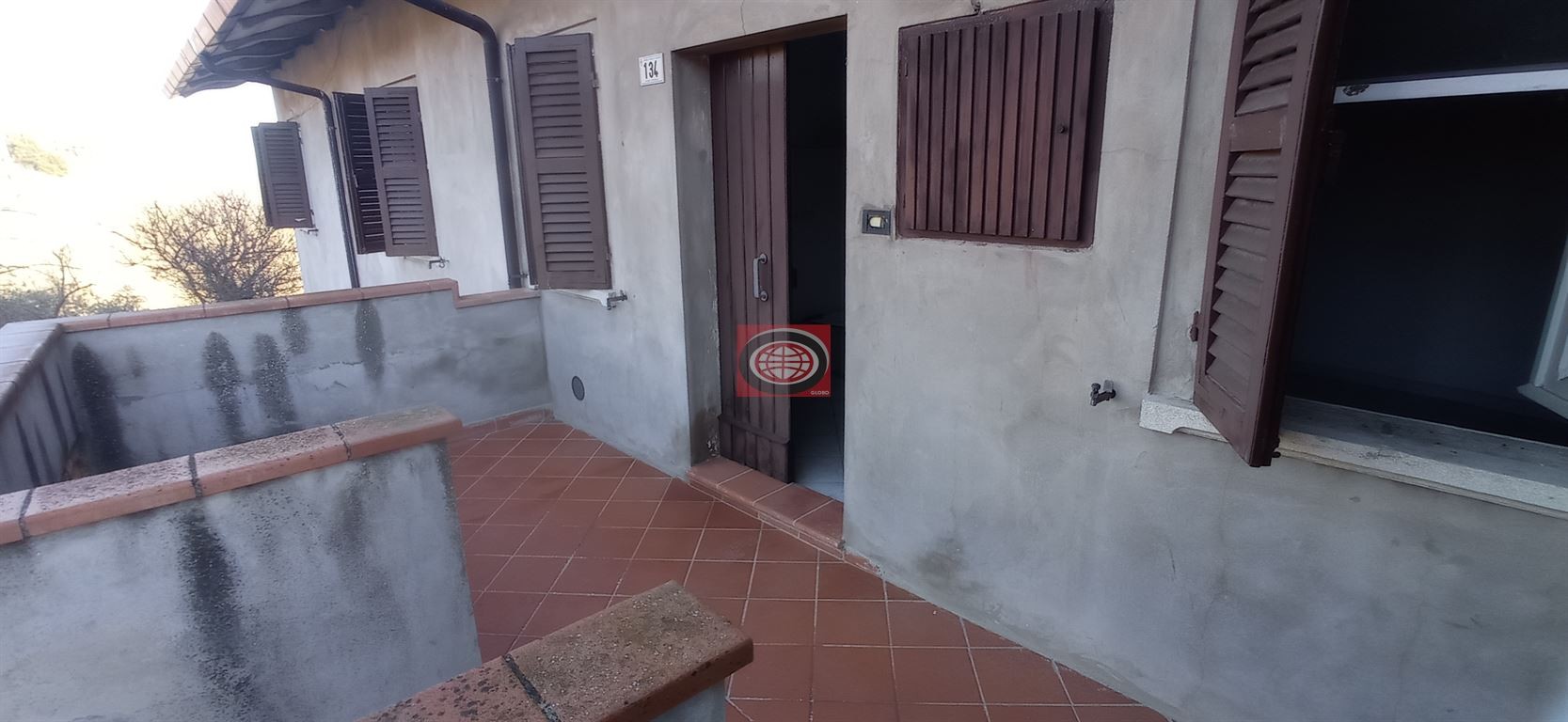 MERCATO SARACENO (CC152): casa abbinata ad un lato con 2 appartamenti, 2 garage  e terreno agricolo