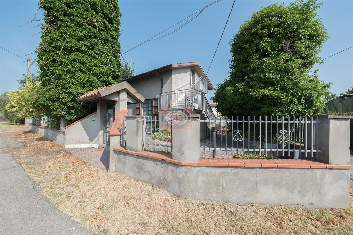 CESENA -   PIEVESESTINA : casa singola DA RISTRUTTURARE con ampi servizi su lotto di 2000 mq.