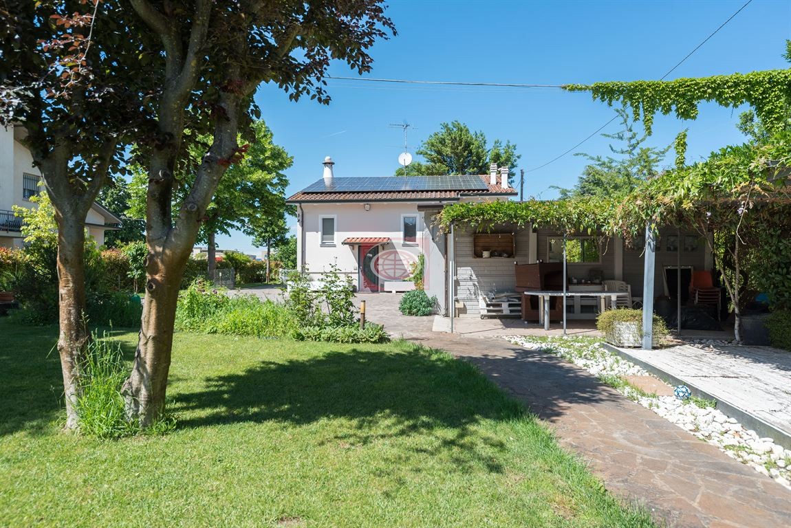 VILLA CHIAVICHE: casa singola COMPLETAMENTE E FINEMENTE RISTRUTTURATA con PARCO di 850 mq..