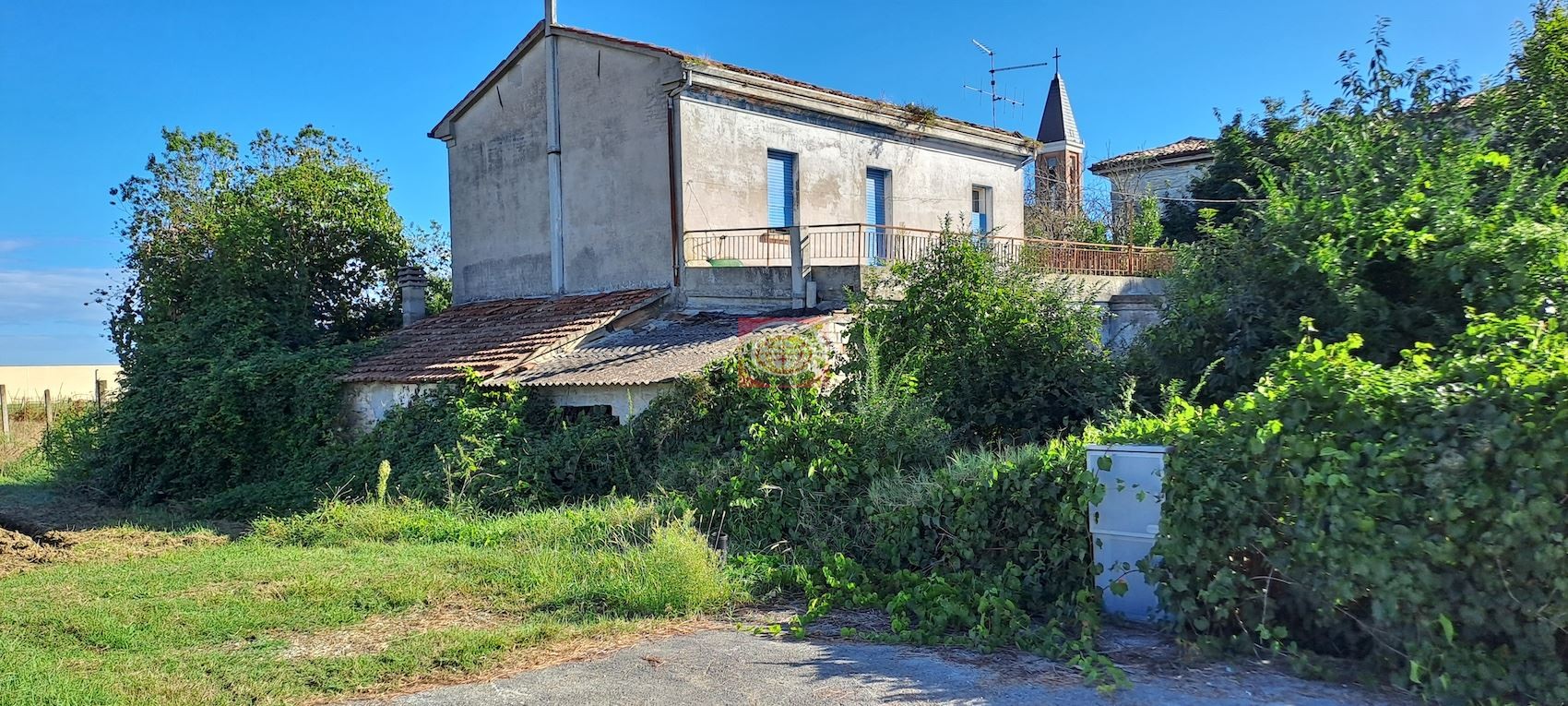 Casa singola con c.a 3.000 mq di terreno.