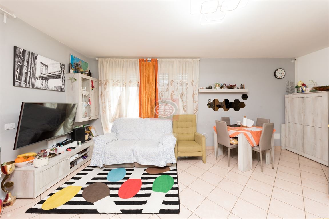 Vendita di una villetta a schiera in ottimo stato a Cesena, con tre camere da letto, ampia zona giorno, giardino, balcone, garage e ingresso indipendente