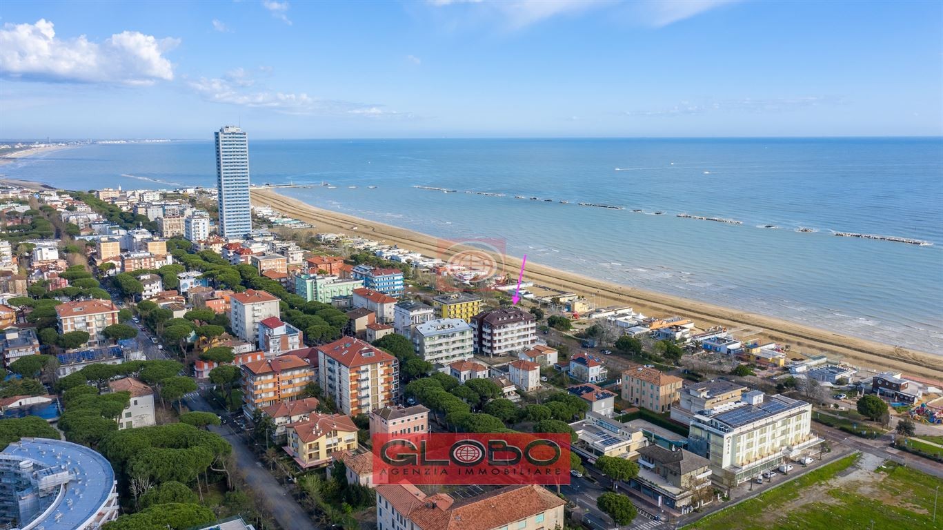 Cesenatico (Levante): trilocale in palazzina FRONTE MARE con COMODO TERRAZZO, da riammodernare