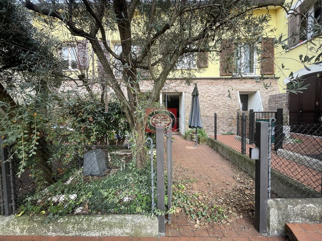 CESENA CENTRO STORICO: casa abbinata ai lati RISTRUTTURATA TOTALMENTE nel 2020 con cortiletto privato e posto auto.