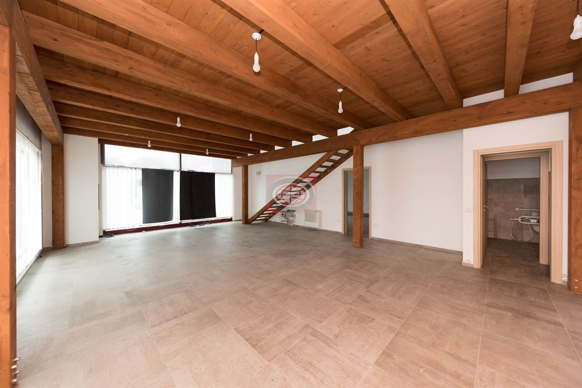 VILLA CHIAVICHE di CESENA (NC9):  Si propone in vendita 130 mq di  NEGOZIO in POSIZIONE DI FORTE PASSAGGIO