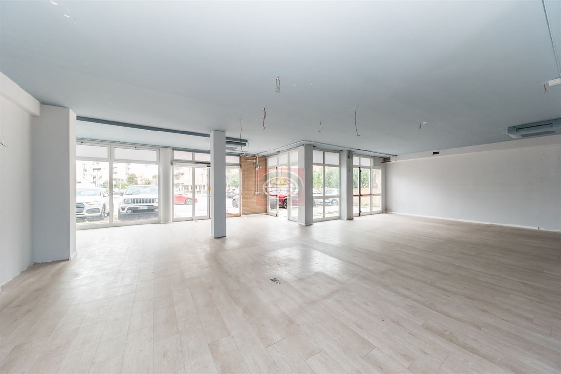 CESENA centro urbano - NEGOZIO su strada di intenso traffico servito da ampi parcheggi ( privati e pubblici ) con 120 mq. di deposito