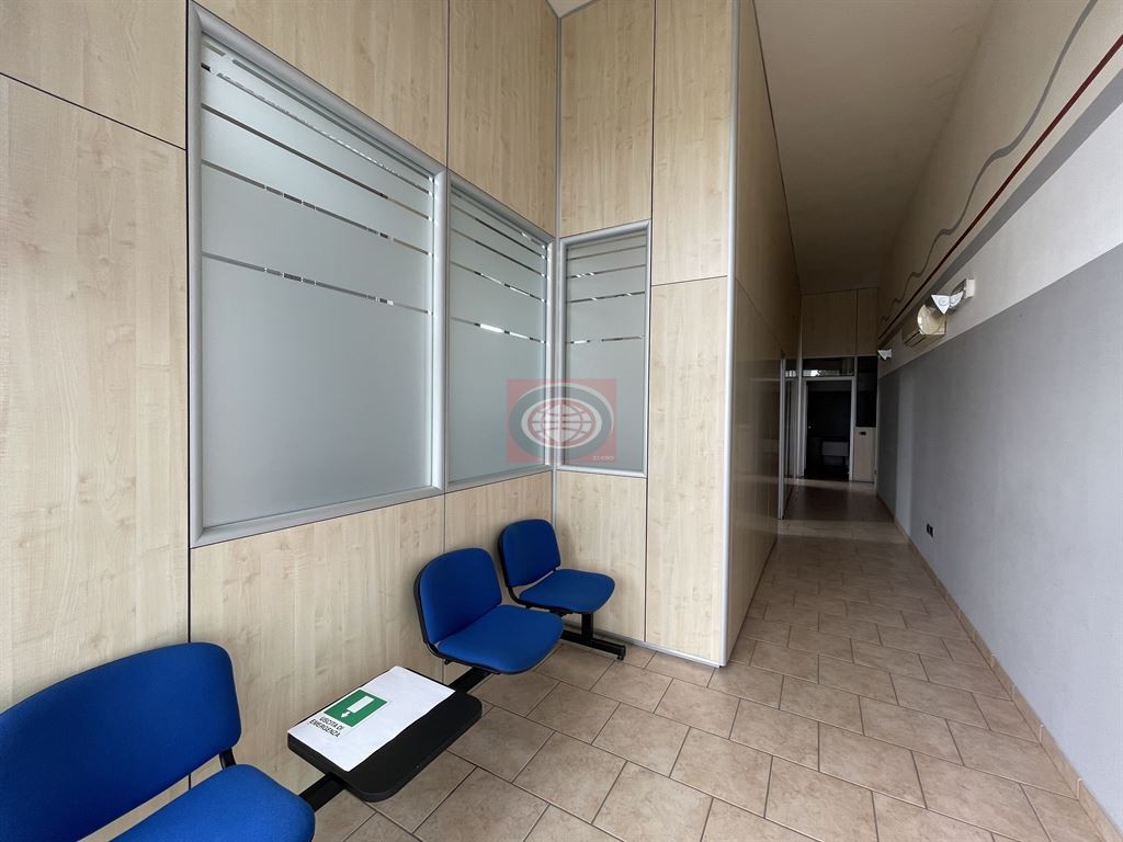 VIGNE ( zona concessionarie ) - ufficio al piano terra CON VETRINA ( 90 mq. ) e GARAGE QUADRUPLO di 103 mq.